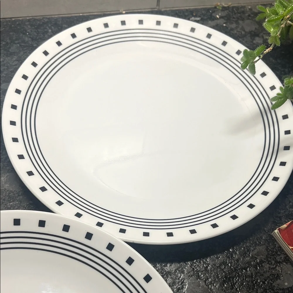 Corelle CITY BLOCK Black & White 10” Dinner Plates. Excellent condition